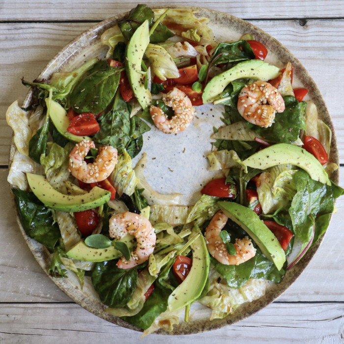 Salad with shrimps and avocado