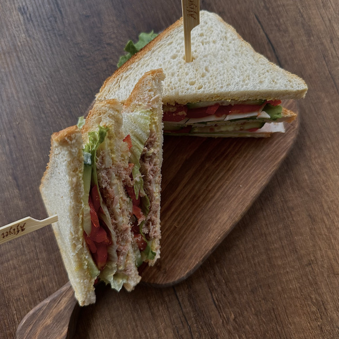 Club sandwich with tuna