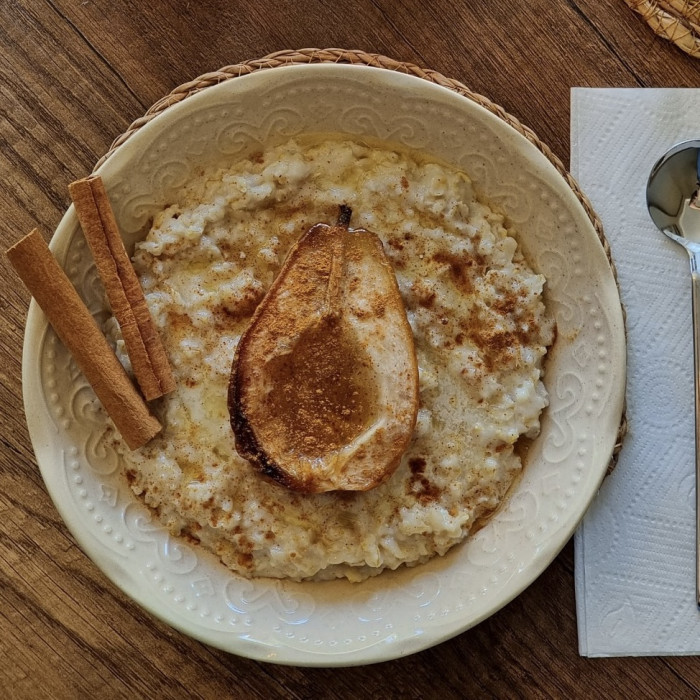 Porridge with baked pear, cinnamon and honey